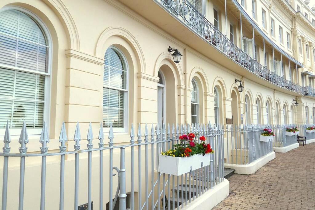 **Sunny And Bright, Thatchers Rock One Bed Beach Front Apartment*** Torquay Exterior photo