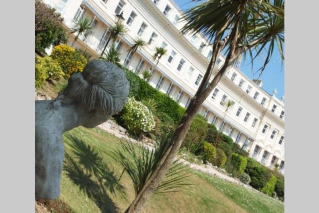 **Sunny And Bright, Thatchers Rock One Bed Beach Front Apartment*** Torquay Exterior photo